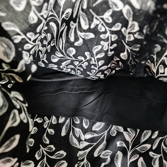 J. Jill Black and White Midi Skirt, A Line Sz XS Floral w Elastic Waist and Slit - Picture 10 of 13